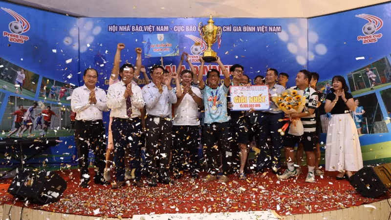Đài Truyền hình Thành phố Hồ Chí Minh nâng cúp vô địch vòng loại phía nam ở mùa giải Press cup lần thứ 9.