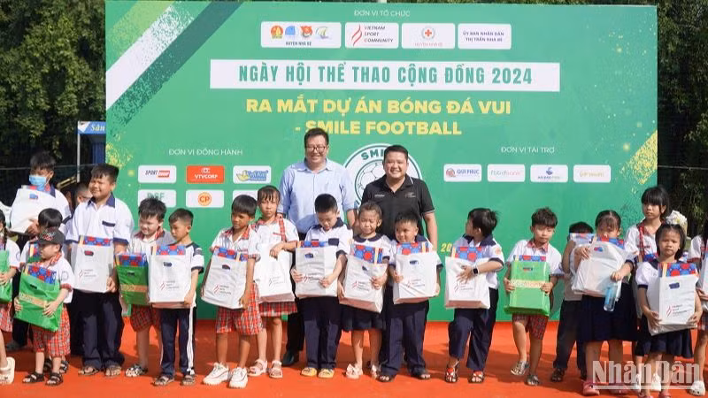 Đại diện các đơn vị tặng quà cho các thiếu nhi tham gia ngày hội. Đại diện các đơn vị tặng quà cho các thiếu nhi tham gia ngày hội.
