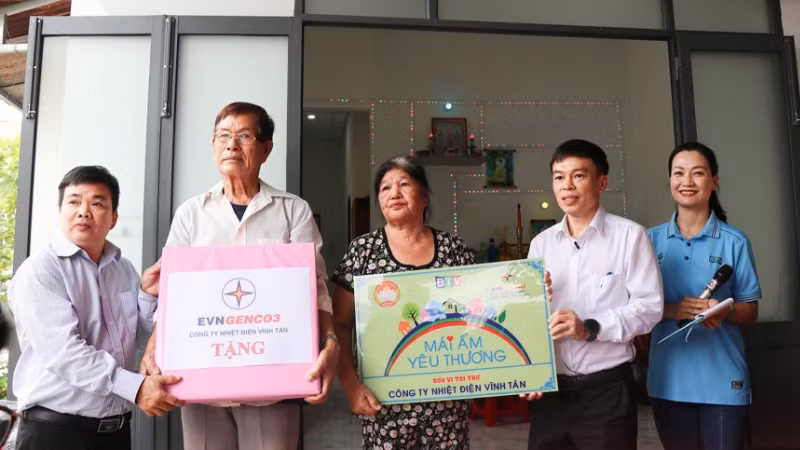 Gia đình ông Võ Hét nhận nhà tình thương do Evngenco3 và các đơn vị tài trợ. Gia đình ông Võ Hét nhận nhà tình thương do Evngenco3 và các đơn vị tài trợ.