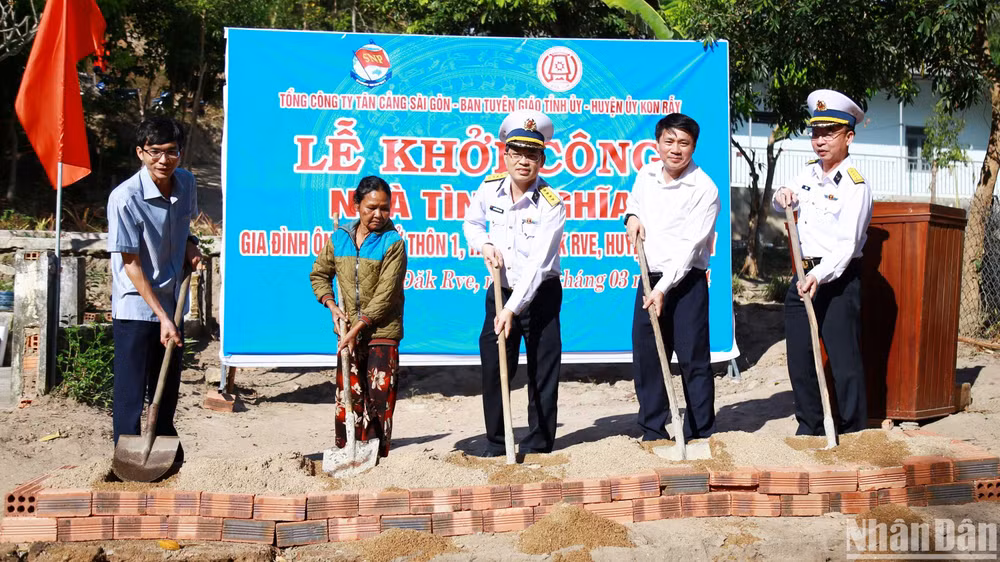 Các đại biểu thực hiện nghi thức khởi công xây dựng nhà tình nghĩa cho một hộ dân.
