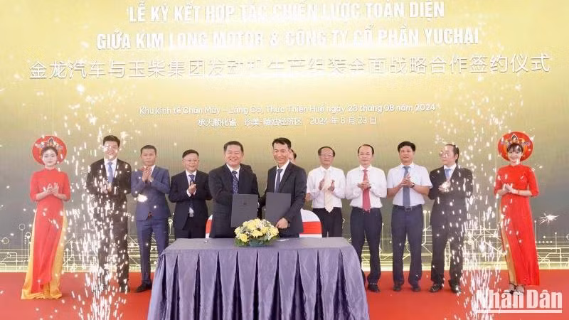 Đại diện hai đơn vị tham gia ký kết hợp tác chiến lược trong sản xuất, lắp ráp ô-tô
