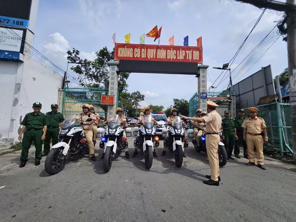 Các cán bộ, chiến sĩ Cảnh sát giao thông đồng loạt ra quân bảo đảm an toàn trật tự giao thông chiều 30/8 Các cán bộ, chiến sĩ Cảnh sát giao thông đồng loạt ra quân bảo đảm an toàn trật tự giao thông chiều 30/8