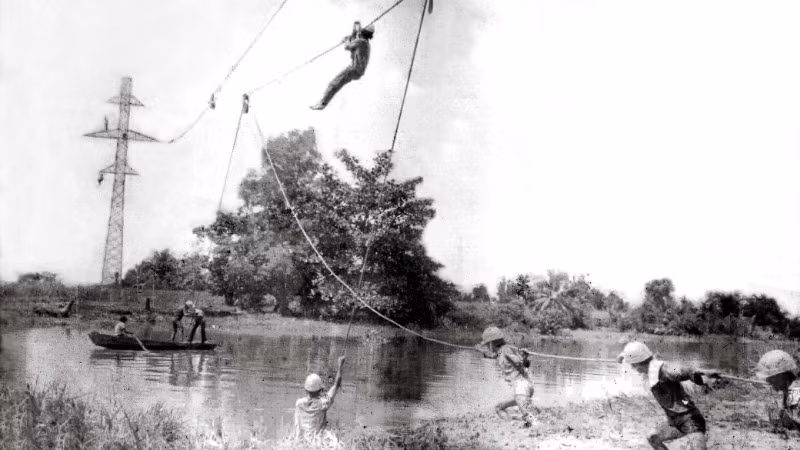 Ngành điện miền nam sửa chữa đường dây Đa Nhim - Sài Gòn, năm 1976. (Ảnh: EVNSPC)