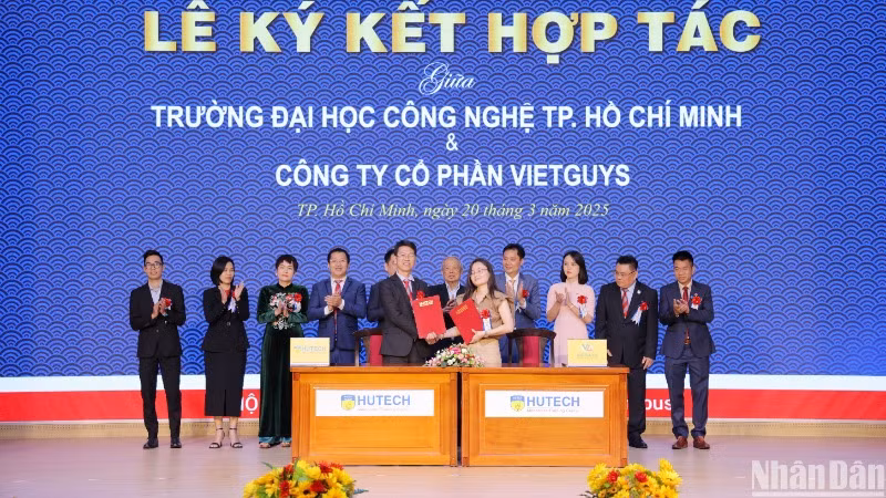 Các doanh nghiệp ký kết đào tạo nguồn nhân lực gắn liền với nhu cầu của doanh nghiệp với Trường đại học Công nghệ Thành phố Hồ Chí Minh. Các doanh nghiệp ký kết đào tạo nguồn nhân lực gắn liền với nhu cầu của doanh nghiệp với Trường đại học Công nghệ Thành phố Hồ Chí Minh.