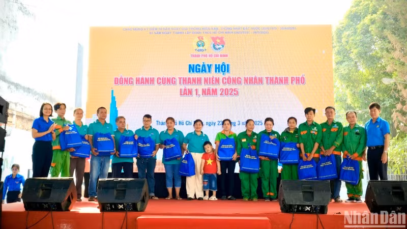 Các thanh niên, công nhân có hoàn cảnh khó khăn nhận quà từ ban tổ chức chương trình.