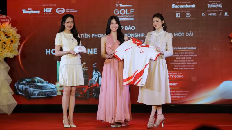 Ban tổ chức giới thiệu mẫu áo thi đấu tại Giải Tiền Phong Golf Championship - Non sông một dải. Ban tổ chức giới thiệu mẫu áo thi đấu tại Giải Tiền Phong Golf Championship - Non sông một dải.