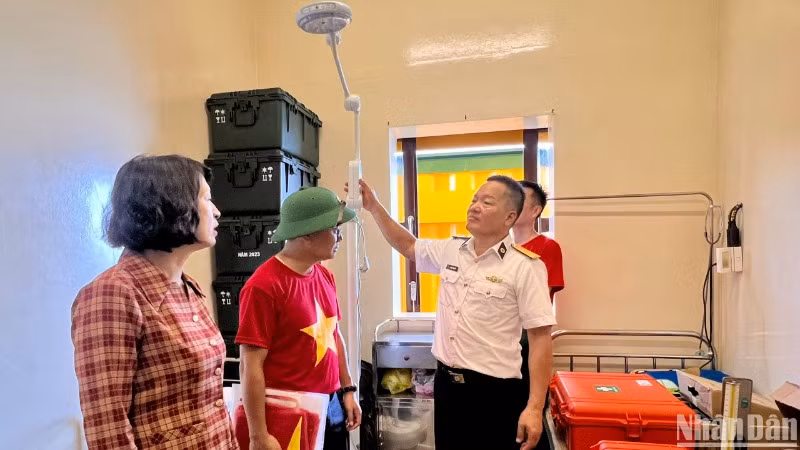 Thứ trưởng Y tế Nguyễn Thị Liên Hương nghe cán bộ quân y Nhà giàn DK1/20 giới thiệu về trang bị y tế để khám, điều trị cho cán bộ, chiến sĩ và ngư dân đánh bắt trên các ngư trường. Thứ trưởng Y tế Nguyễn Thị Liên Hương nghe cán bộ quân y Nhà giàn DK1/20 giới thiệu về trang bị y tế để khám, điều trị cho cán bộ, chiến sĩ và ngư dân đánh bắt trên các ngư trường.