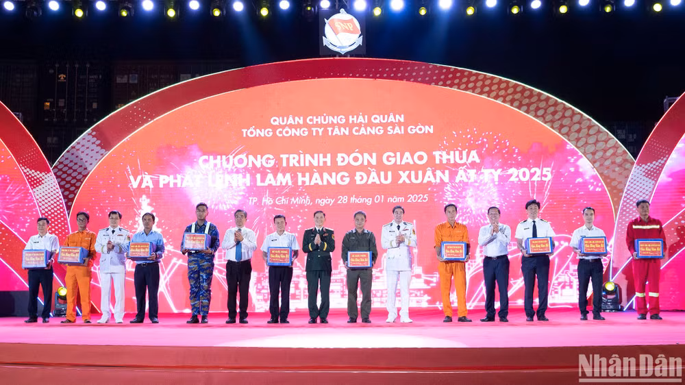 Lãnh đạo các đơn vị trao tặng quà đến các cán bộ, công nhân, người lao động tham gia ca làm việc trong đêm giao thừa. Lãnh đạo các đơn vị trao tặng quà đến các cán bộ, công nhân, người lao động tham gia ca làm việc trong đêm giao thừa.