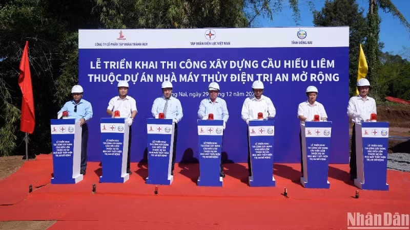 Đại diện các đơn vị nhấn nút phát lệnh thi công dự án.