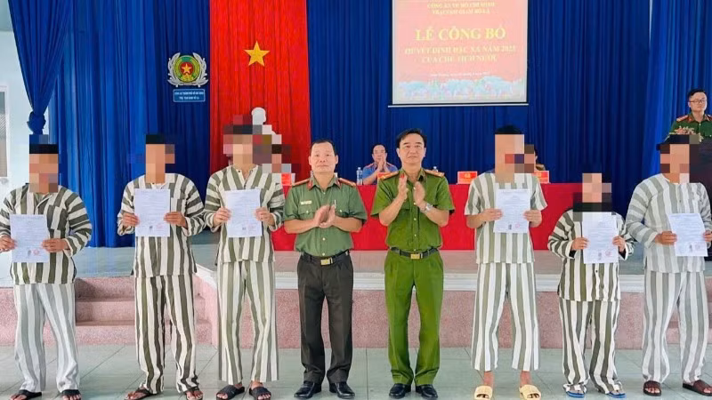 Công an Thành phố Hồ Chí Minh trao quyết định đặc xá cho các phạm nhân tại Trại tạm giam Bố Lá. (Ảnh: Công an cung cấp)