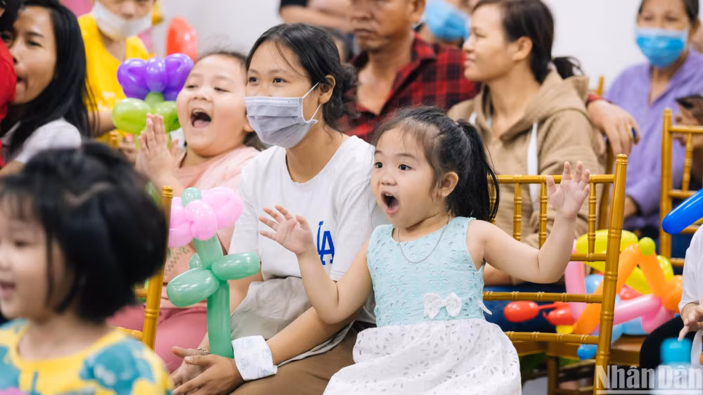 Các em nhỏ cùng vui chơi các hoạt động vui nhộn tại chương trình.