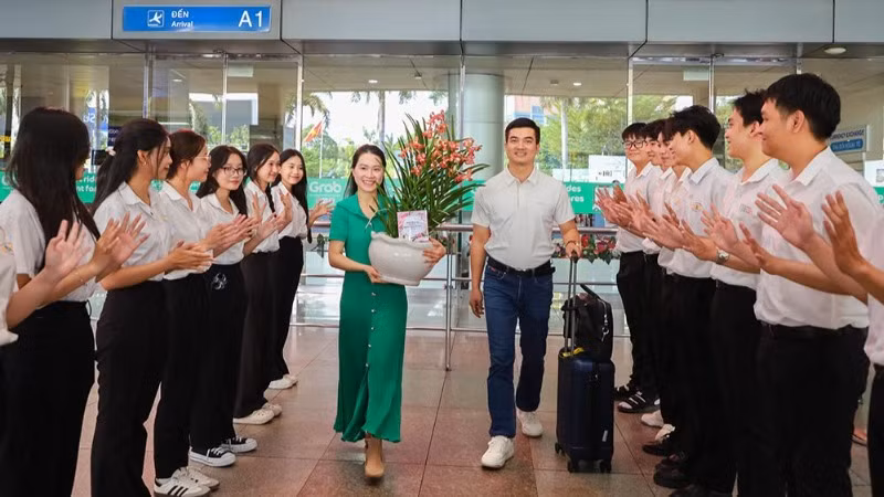 Tuổi trẻ UTH đón nhận chậu hoa ly đặc biệt trong chuyến làm việc với các đối tác tại Singapore vào tháng 3/2025.