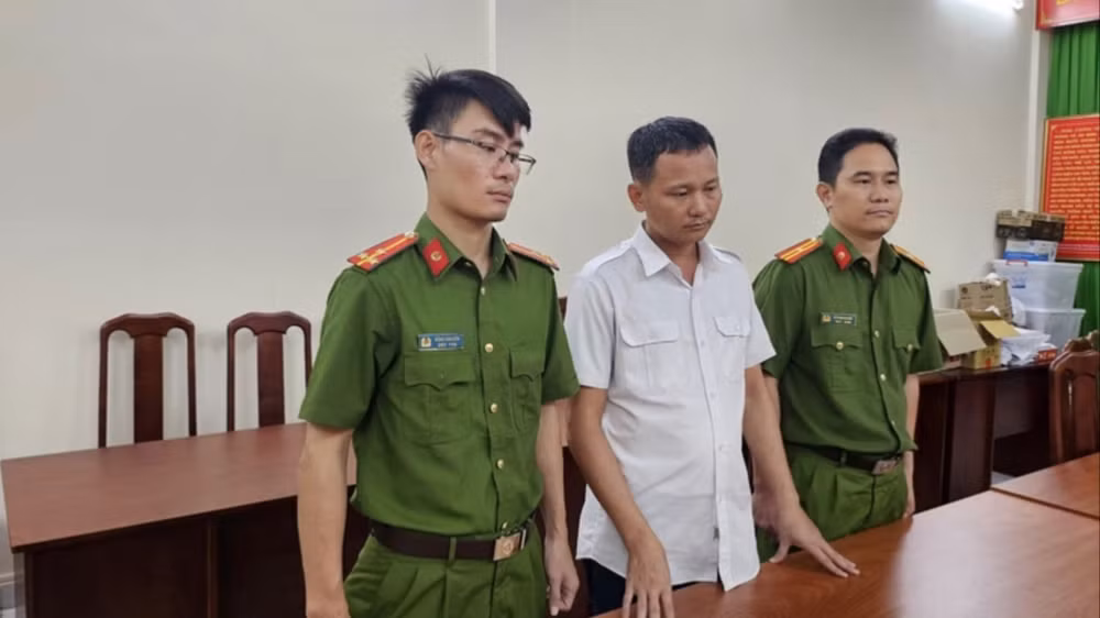 Đối tượng Lê Văn Ngọc (áo trắng) tại Cơ quan chức năng. (Ảnh: Công an cung cấp)