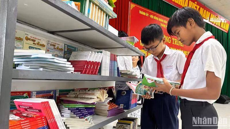 Các em học sinh trường Trung học cơ sở Lê Hồng Phong bên những bộ sách mới được tặng Các em học sinh trường Trung học cơ sở Lê Hồng Phong bên những bộ sách mới được tặng