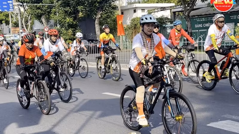 Các đại biểu, thành viên các đơn vị, cơ quan tổ chức tham gia đạp xe diễu hành nhân kỷ niệm 50 năm ngày phát sóng đầu tiên của Đài.
