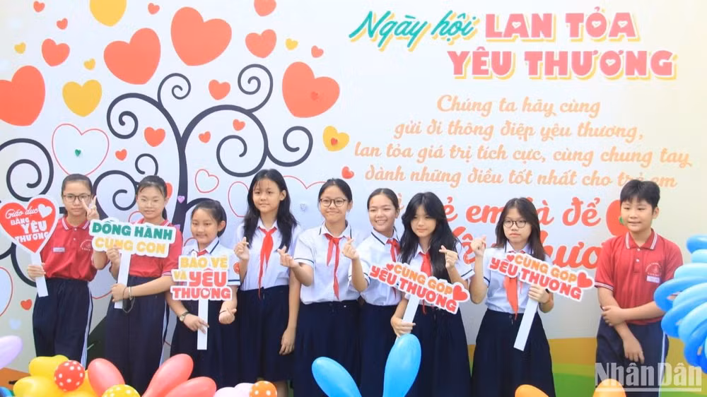 Cùng trẻ em lan tỏa các thông điệp yêu thương. Cùng trẻ em lan tỏa các thông điệp yêu thương.