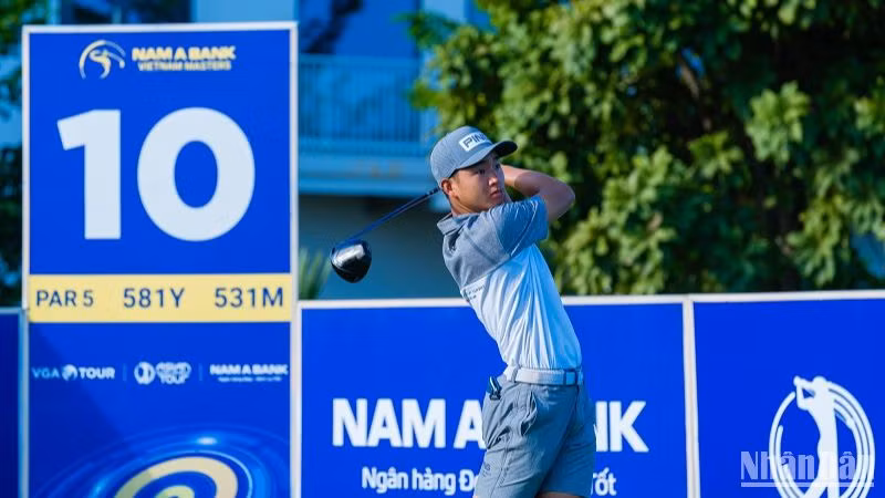 Tay golf thi đấu tại giải Nam A Bank Vietnam Masters 2024 .