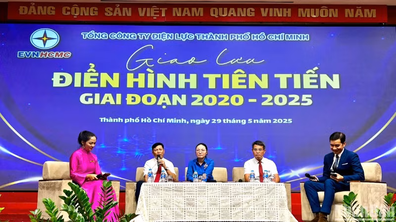 Ban tổ chức giao lưu với các gương lao động điển hình tại chương trình. (Ảnh: QUANG QUÝ)