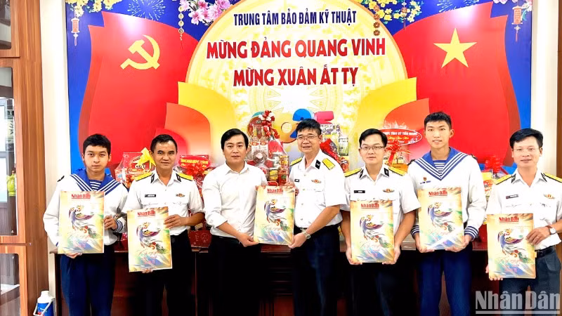 Cán bộ, chiến sĩ Trung tâm Bảo đảm Kỹ thuật nhận ấn phẩm Xuân Nhân Dân 2025.