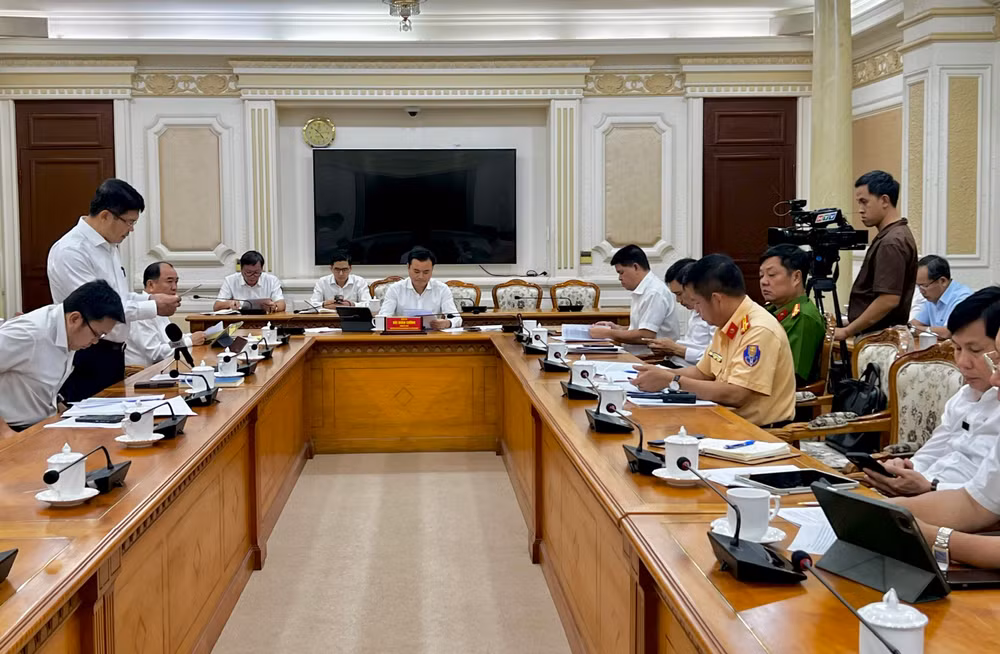 Lãnh đạo Ủy ban nhân dân Thành phố Hồ Chí Minh và sở, ngành chức năng tại buổi họp.