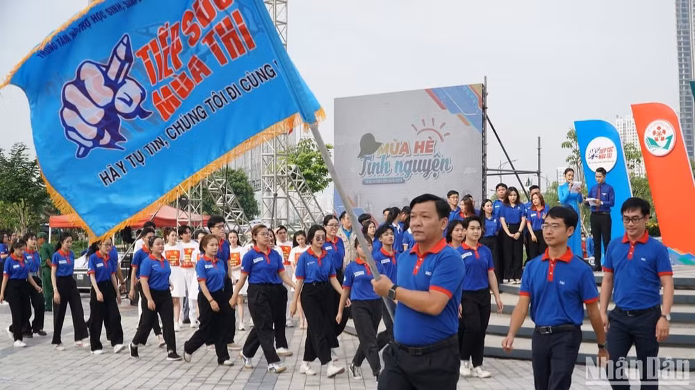 Đội hình “Tiếp sức mùa thi” tại lễ ra quân