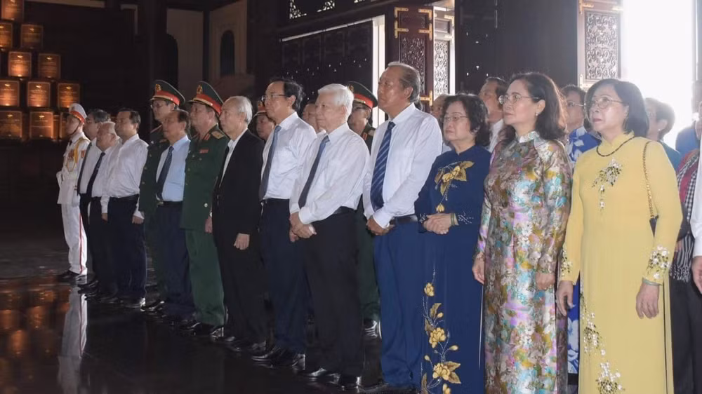 Các đồng chí lãnh đạo, nguyên lãnh đạo Đảng, Nhà nước, Thành phố Hồ Chí Minh dự buổi họp mặt. (Ảnh: Minh Khang)