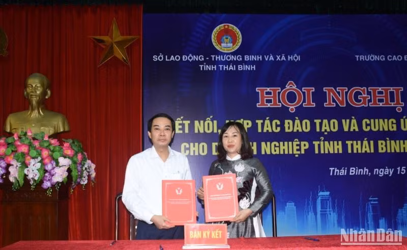 Sở Lao động-Thương binh và Xã hội cùng Trường cao đẳng Nghề công nghiệp Hà Nội ký kết văn bản hợp tác về đào tạo nghề cho người lao động năm 2024.