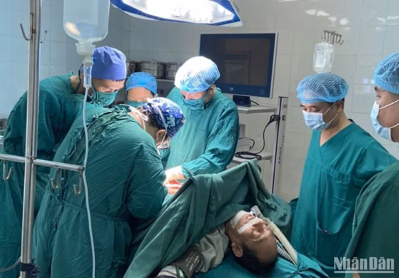 Bệnh viện đa khoa huyện Kiến Xương thực hiện thành công ca cắt đại tràng cho bệnh nhân K đại tràng trong đêm 9/4/2024. Bệnh viện đa khoa huyện Kiến Xương thực hiện thành công ca cắt đại tràng cho bệnh nhân K đại tràng trong đêm 9/4/2024.