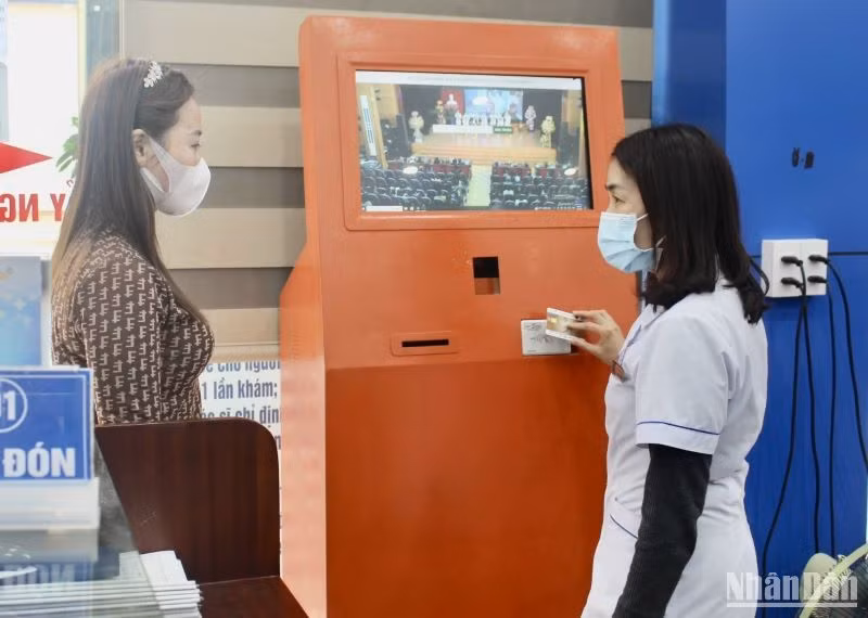 Hướng dẫn người dân sử dụng thẻ khám chữa bệnh thông minh tích hợp thanh toán không dùng tiền mặt tại Bệnh viện Y học Cổ truyền tỉnh Thái Bình. Hướng dẫn người dân sử dụng thẻ khám chữa bệnh thông minh tích hợp thanh toán không dùng tiền mặt tại Bệnh viện Y học Cổ truyền tỉnh Thái Bình.