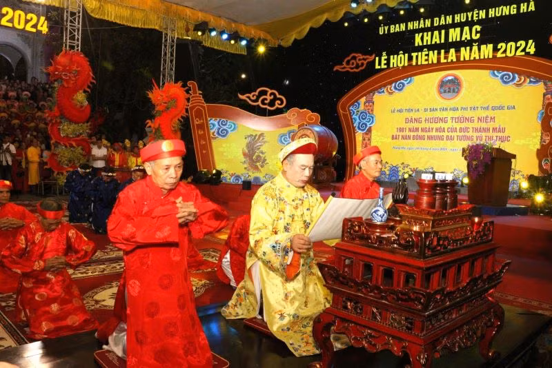 Đọc chúc văn trong đêm khai mạc Lễ hội đền Tiên La. (Ảnh: VĂN HỌC)