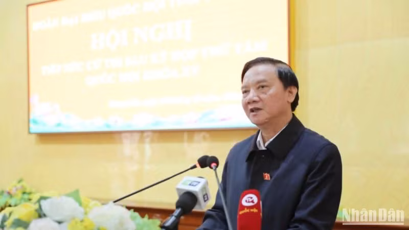 Phó Chủ tịch Quốc hội Nguyễn Khắc Định tiếp thu, làm rõ những vấn đề cử tri quan tâm.