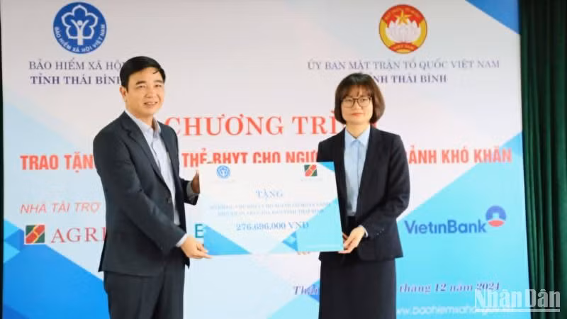 Mặt trận Tổ quốc Việt Nam tỉnh Thái Bình trao biển tượng trưng số tiền hơn 276 triệu đồng cho Bảo hiểm xã hội tỉnh.