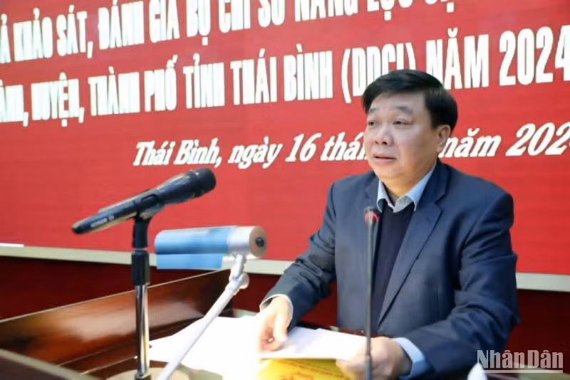 Ông Nguyễn Quang Hưng, Phó Chủ tịch Thường trực Ủy ban nhân dân tỉnh Thái Bình đề nghị các sở, ngành và các huyện có điểm xếp hạng thấp hoặc giảm so năm trước cần nghiêm túc nhìn nhận, có những giải pháp quyết liệt để cải thiện chỉ số cạnh tranh trong năm sau. Ông Nguyễn Quang Hưng, Phó Chủ tịch Thường trực Ủy ban nhân dân tỉnh Thái Bình đề nghị các sở, ngành và các huyện có điểm xếp hạng thấp hoặc giảm so năm trước cần nghiêm túc nhìn nhận, có những giải pháp quyết liệt để cải thiện chỉ số cạnh tranh trong năm sau.