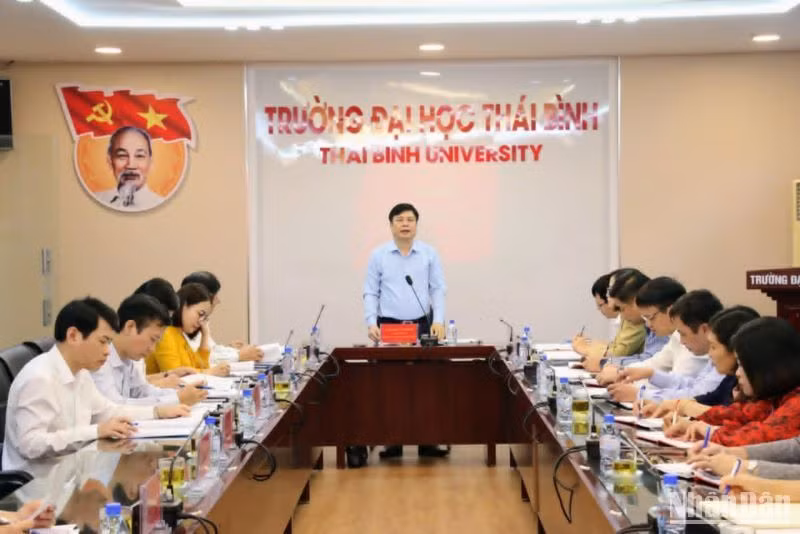 Phó Chủ tịch Ủy ban nhân dân tỉnh Thái Bình Phạm Văn Nghiêm mong muốn nhà trường tập trung nâng cao chất lượng đào tạo, là địa chỉ tin cậy đối với sinh viên Thái Bình cũng như các tỉnh lân cận. Phó Chủ tịch Ủy ban nhân dân tỉnh Thái Bình Phạm Văn Nghiêm mong muốn nhà trường tập trung nâng cao chất lượng đào tạo, là địa chỉ tin cậy đối với sinh viên Thái Bình cũng như các tỉnh lân cận.