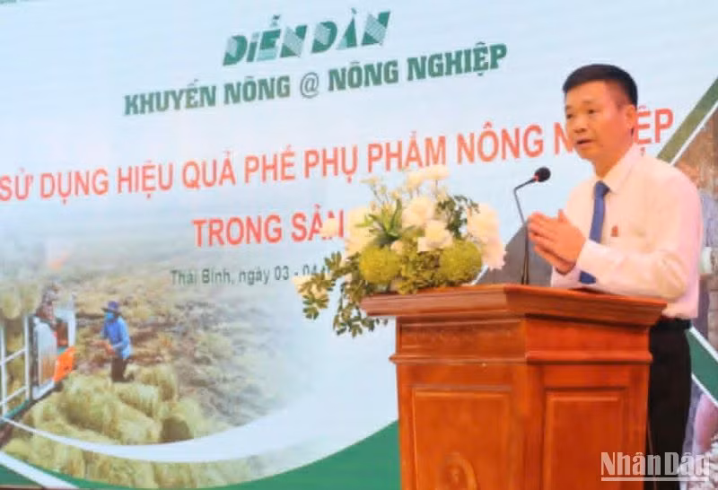 Giám đốc Trung tâm Khuyến nông tỉnh Thái Bình Trần Minh Hưng cho biết, hơn 10 năm qua các mô hình chăn nuôi sử dụng đệm lót sinh học được triển khai quy mô lớn đến các hộ dân. Giám đốc Trung tâm Khuyến nông tỉnh Thái Bình Trần Minh Hưng cho biết, hơn 10 năm qua các mô hình chăn nuôi sử dụng đệm lót sinh học được triển khai quy mô lớn đến các hộ dân.