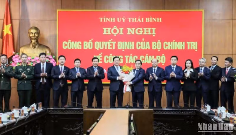 Các đồng chí trong Ban Thường vụ Tỉnh ủy Thái Bình tặng hoa chúc mừng tân Bí thư Tỉnh ủy Nguyễn Khắc Thận.