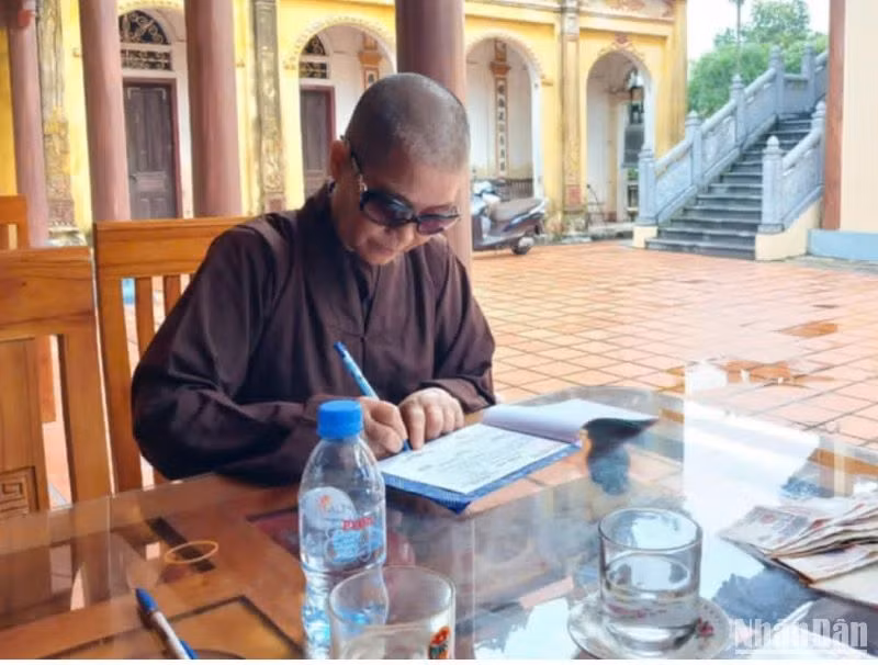 Ni trưởng Thích Đàm Thoa, trụ trì chùa Ngàn (thành phố Thái Bình) ủng hộ đồng bào bị thiên tai 5 triệu đồng.