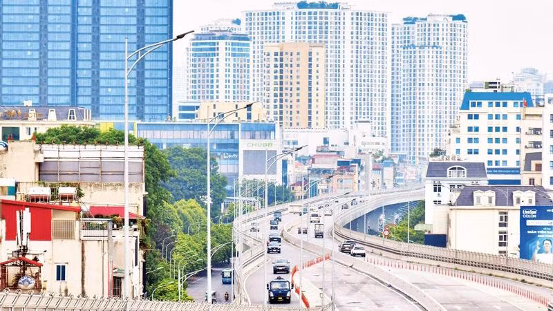 Đường Vành đai 2 (đoạn từ cầu Vĩnh Tuy đến Ngã tư Vọng) sau khi hoàn thành sẽ được kết nối đến đoạn Ngã tư Sở đã được khai thác trước đó, góp phần giảm ùn tắc giao thông cho tuyến đường Trường Chinh, Đại La, Minh Khai. (Ảnh MỸ HÀ)