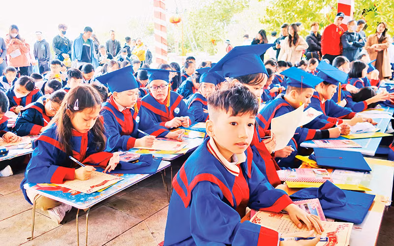 Học sinh Hải Phòng khai bút tại Khu tưởng niệm Vương triều Mạc. (Ảnh HỒNG NHUNG)