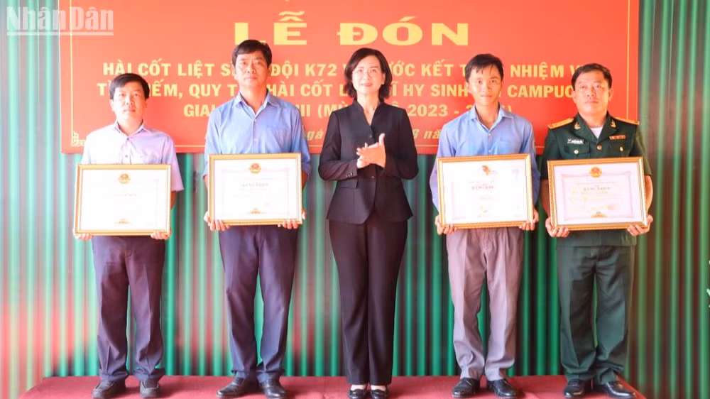 Lãnh đạo tỉnh Bình Phước khen thưởng cán bộ, chiến sĩ Đội K72.