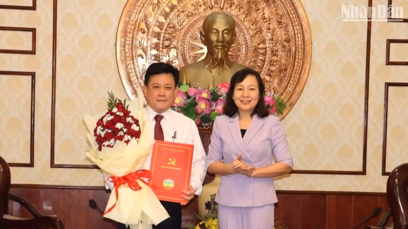 Phó Bí thư Thường trực Tỉnh ủy, Chủ tịch Hội đồng nhân dân tỉnh Bình Phước Huỳnh Thị Hằng trao Quyết định bổ nhiệm Chánh Văn phòng Tỉnh ủy cho đồng chí Đặng Hà Giang.