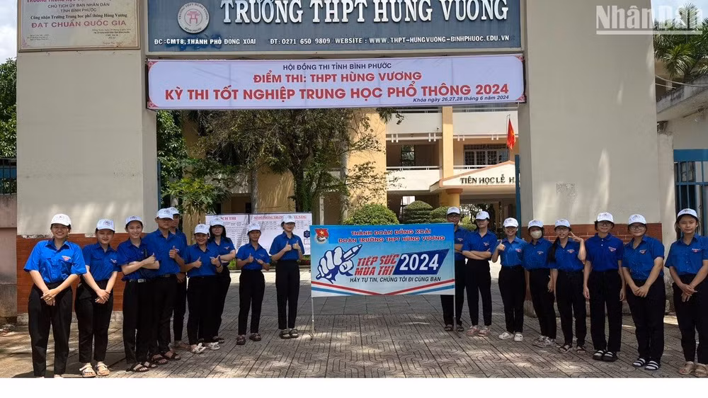 Đội nhóm "Tiếp sức mùa thi" tại điểm thi Trường trung học phổ thông Hùng Vương (thành phố Đồng Xoài) sẵn sàng hỗ trợ các thí sinh.