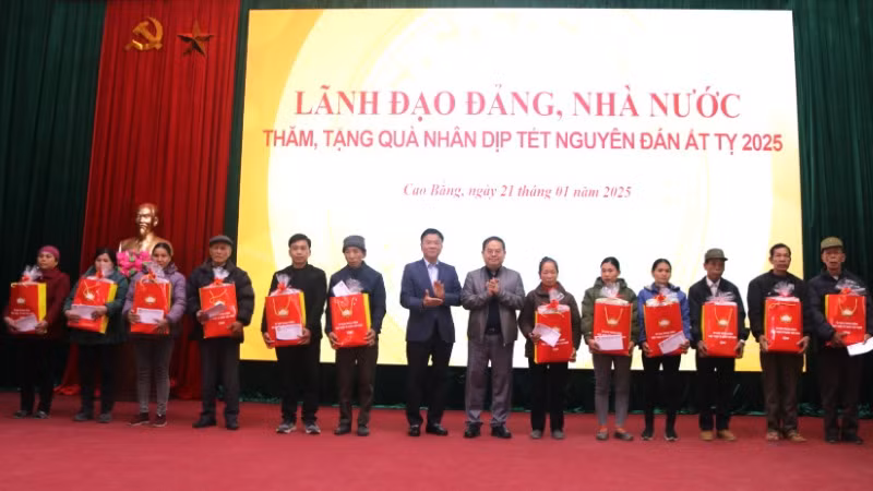 Phó Thủ tướng Lê Thành Long và lãnh đạo tỉnh Cao Bằng tặng quà gia đình chính sách, người có công tại tỉnh Cao Bằng.