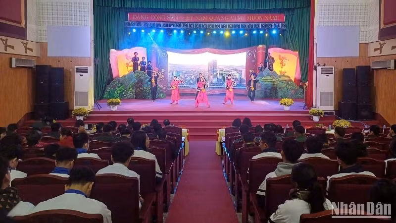 Ngày thơ Việt Nam tại tỉnh Cao Bằng có chủ đề “Tổ Quốc bay lên đón chào kỷ nguyên mới”.