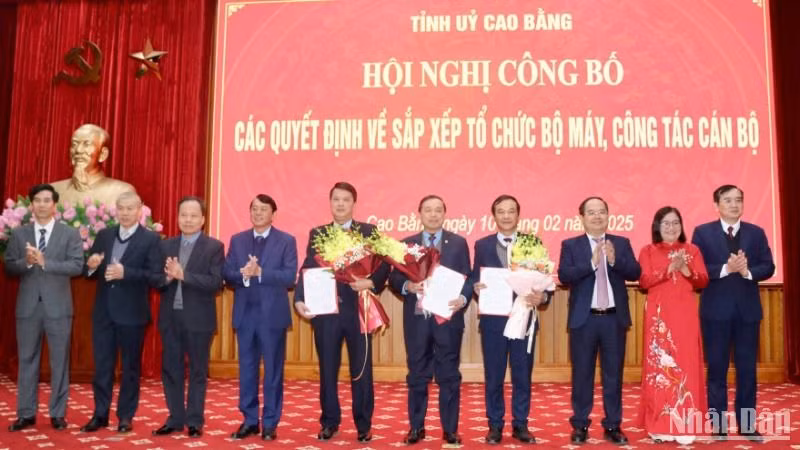 Các đồng chí lãnh đạo tỉnh Cao Bằng trao quyết định thành lập, bổ nhiệm và tặng hoa chúc mừng Đảng bộ các cơ quan Đảng tỉnh Cao Bằng.