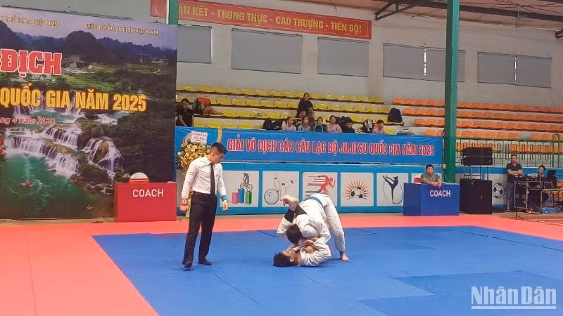 Trận thi đấu ngay sau lễ khai mạc giải Vô địch các câu lạc bộ Jujitsu quốc gia.