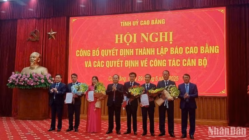 Lãnh đạo tỉnh Cao Bằng trao các quyết định bổ nhiệm lãnh đạo Báo Cao Bằng sau hợp nhất.