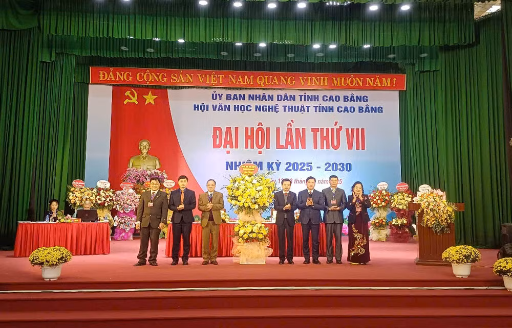Lãnh đạo tỉnh Cao Bằng tặng hoa, chúc mừng thành tích trong nhiệm kỳ vừa qua của Hội Văn học nghệ thuật tỉnh Cao Bằng.
