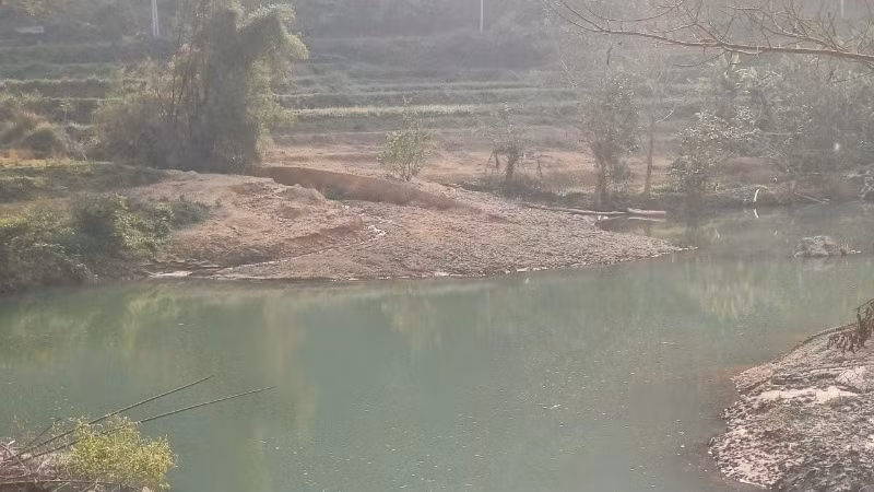 Tiếp giáp với đoạn đang diễn ra hoạt động khai thác khoáng sản, dòng sông Hiến vẫn có màu xanh bình thường.