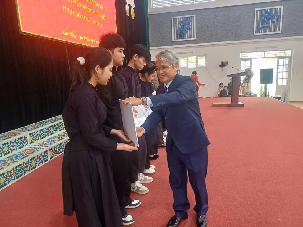 Đại diện Quỹ Hạt giống Việt (Báo Nhân Dân) trao học bổng cho các sinh viên.